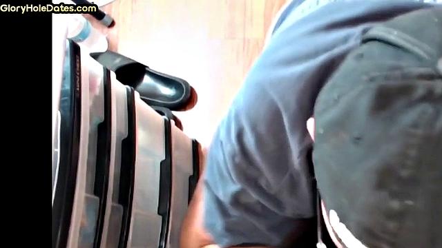 очкарик-дилф сосёт у дырки и сам ловит сюрприз в зад