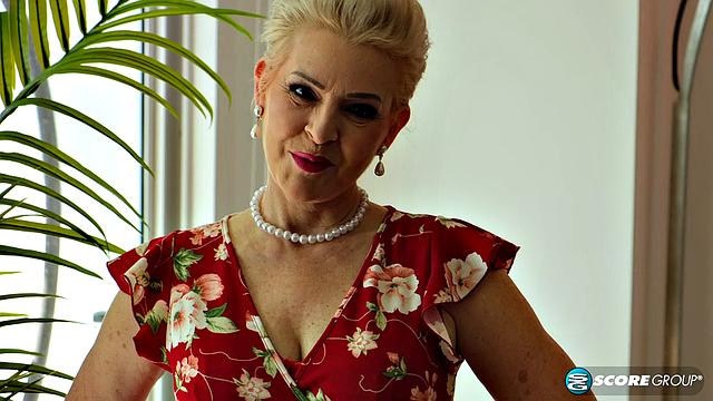 58-year-old Bobbi Shay gets off and tells you how to jerk off