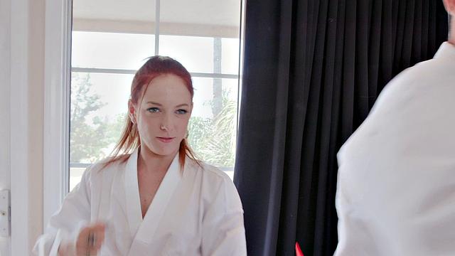 степпапы меняются дочерьми и устраивают жаркую тренировку на диване