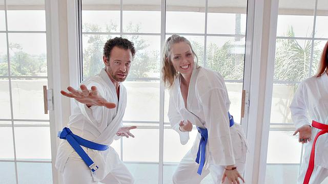 степпапы меняются дочерьми и устраивают жаркую тренировку на диване