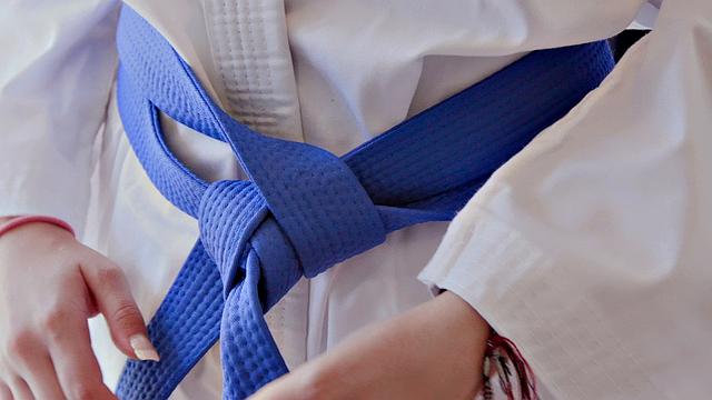 степпапы меняются дочерьми и устраивают жаркую тренировку на диване