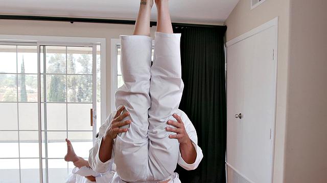 степпапы меняются дочерьми и устраивают жаркую тренировку на диване