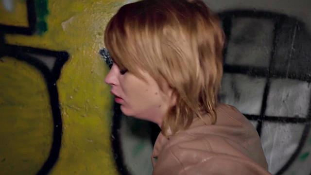 шальная брюнетка отдается за деньги прямо на улице