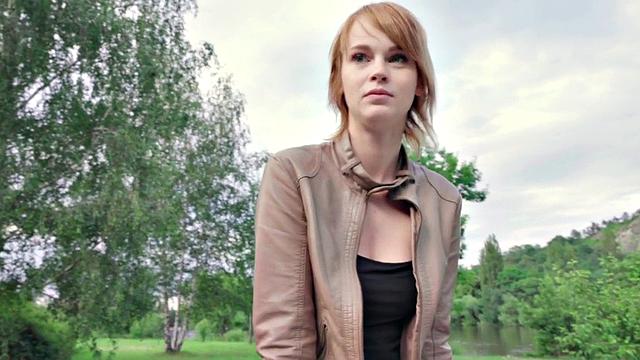 шальная брюнетка отдается за деньги прямо на улице