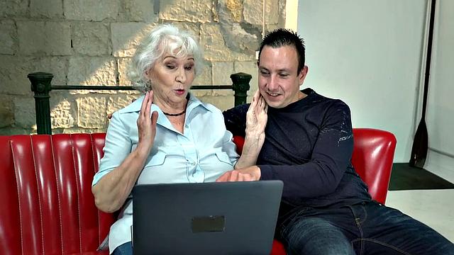 Sexy bigbooty granny fucked hardcore by big white dick