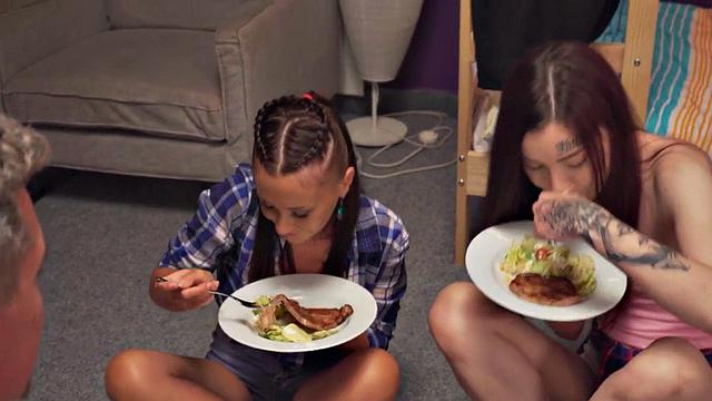 21yo alternative backpacking nympho babes suck in threesome