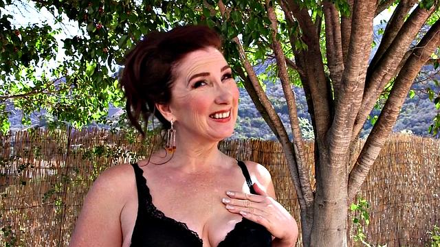 мария фаундэли дрочит мокрую зрелую киску