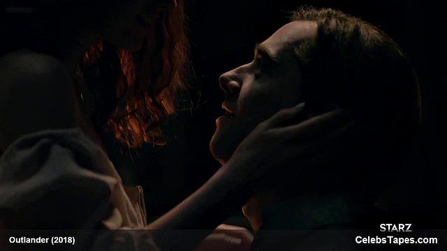 Софи Скелтон медленно раздевается и гипнотизирует взглядом