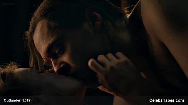 Софи Скелтон медленно раздевается и гипнотизирует взглядом