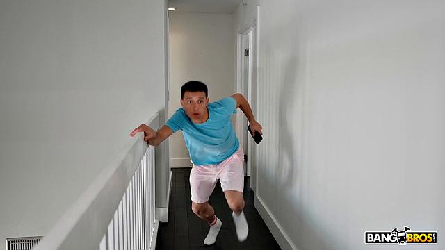 Сводная сестра застукала - снесло крышу от её форм