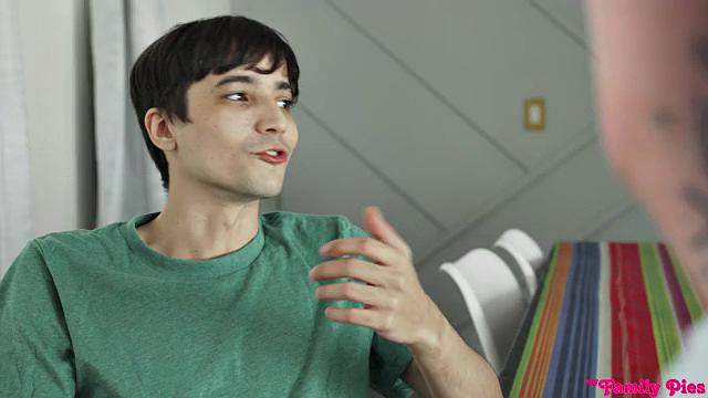 alyx star заводит себя вибратором и устраивает семейное трио