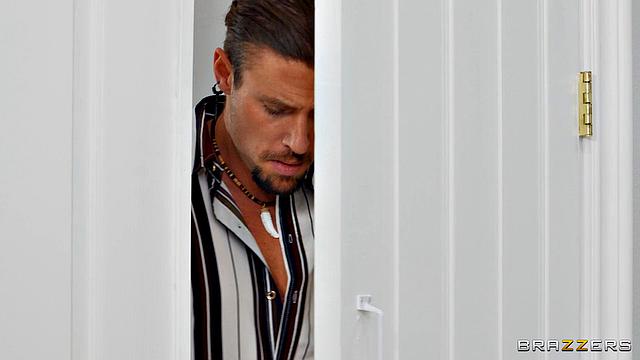 Хейли Спейдс застала парней врасплох: сначала парень облажался, а потом соседа захотела сильнее - так что закрутила жарко и долго с его стояком.