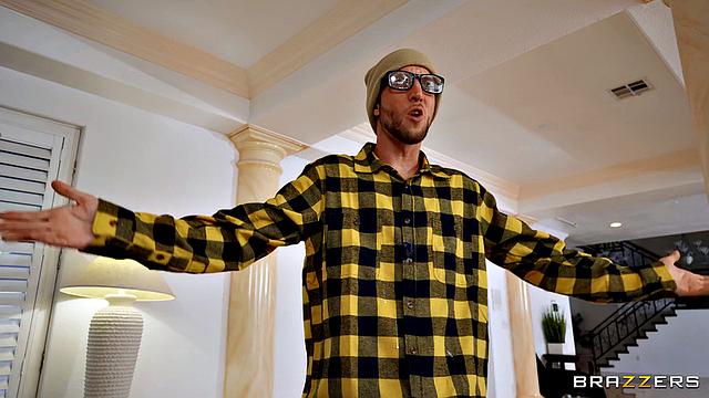 Хейли Спейдс застала парней врасплох: сначала парень облажался, а потом соседа захотела сильнее - так что закрутила жарко и долго с его стояком.