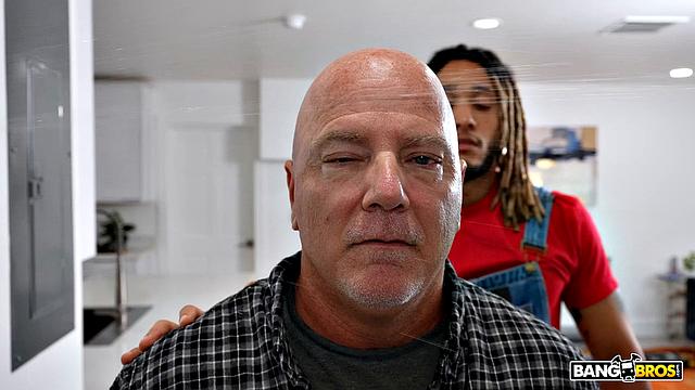 пока муж в кухне, двое сантехников трахают жену на всех парах