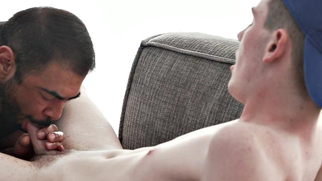 Massive tattooed dad bottom barebacked by twink