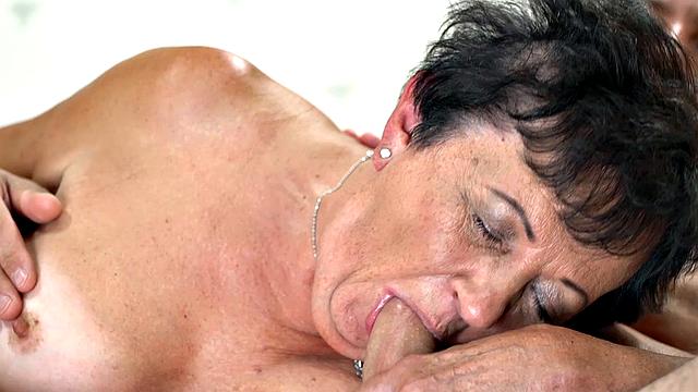 21 SEXTREME - Lusty Granny Gets Her Face Fucked And Pussy Plumbed By Stiff Cock