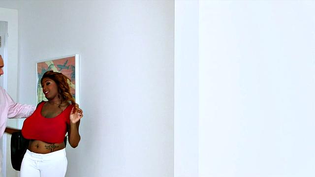 брюнетка с большими сиськами трахается в машине после знакомства