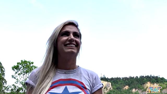 реальная аматорша отсасывает на улице и ловит сперму на лицо