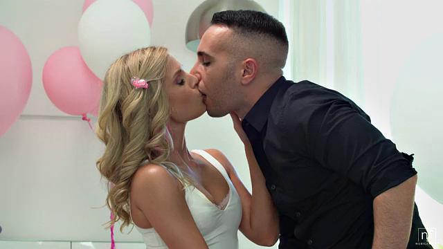 Блондинка Канди Лишес на коленях получает жёстко от Рауля Косты