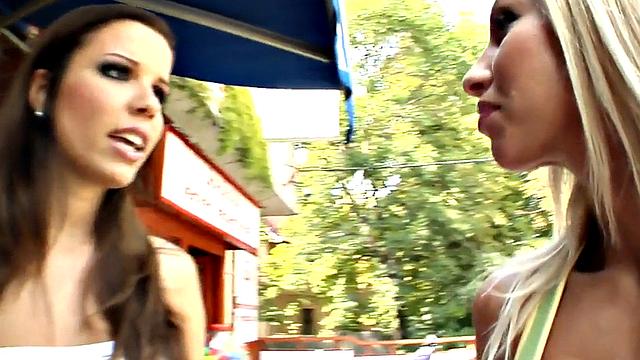 лесбиянки трахают друг друга в жопу и дрочат пальцами