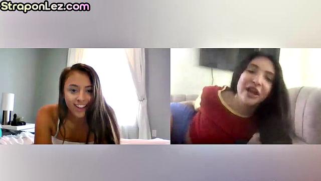 Webcam girl fisting ass for her GF in live show at home