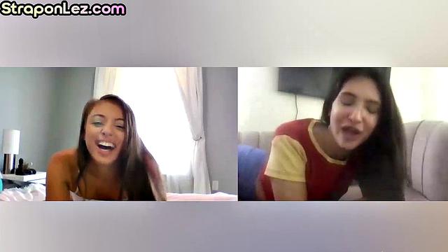 Webcam girl fisting ass for her GF in live show at home