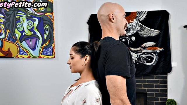 стройная брюнетка скачет и принимает большой член