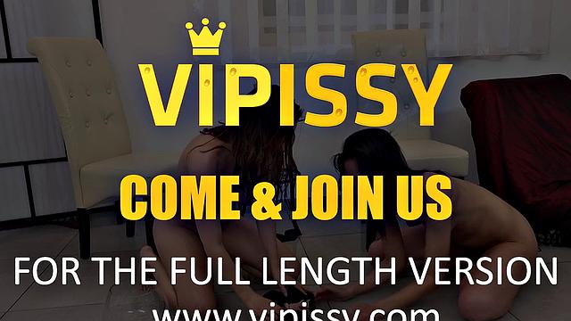 Piss o clock - Lesbians Enjoy Showers