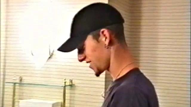 голый скейтер адам дрочит в кабинке общественного туалета после катки