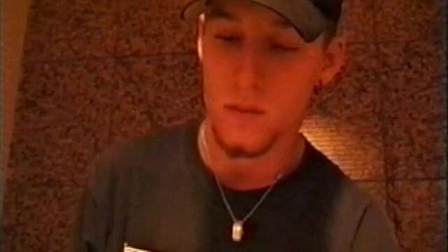 голый скейтер адам дрочит в кабинке общественного туалета после катки