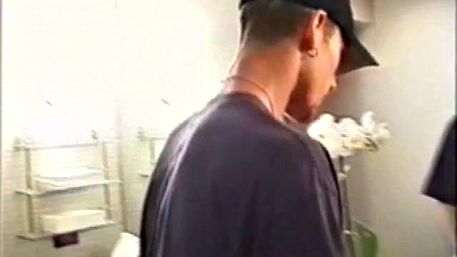 голый скейтер адам дрочит в кабинке общественного туалета после катки