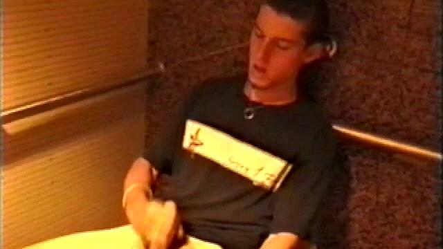 голый скейтер адам дрочит в кабинке общественного туалета после катки