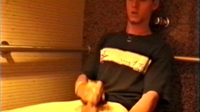 голый скейтер адам дрочит в кабинке общественного туалета после катки