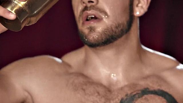 Брутальный парень ловит мощный член в свою тугую жопу