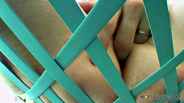 Писает у бассени - Кейден Дэниелс