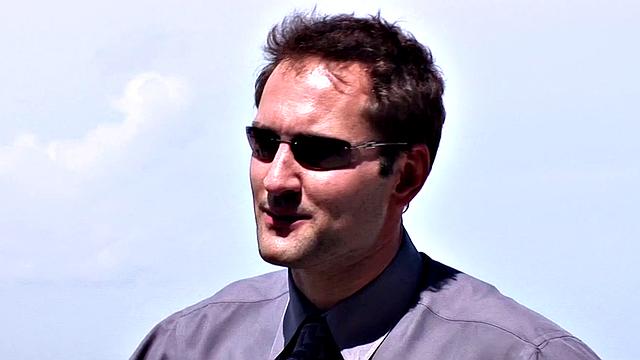 Уличные красотки с сиськами качают бабки и кайфуют от члена