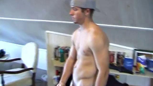 Гей дрочит: Cory Woodall показывает свою мастурбацию перед камерой.