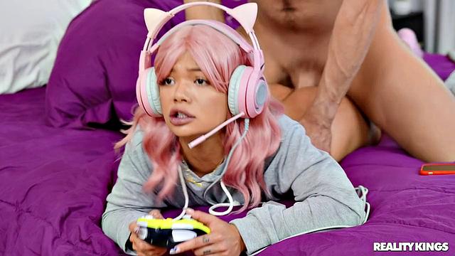 Пока парень требует ласки, сосед по комнате тихо трахает геймершу Paisley Paige сзади - вот это смена управлением!