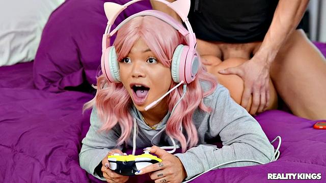 Gamer Chick Bangs Her Roommate