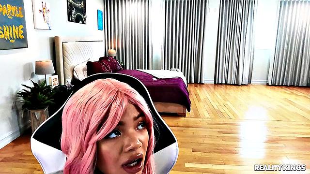 Gamer Chick Bangs Her Roommate