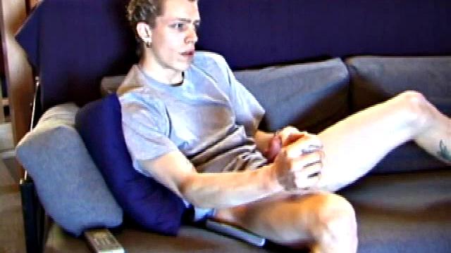 Шейн устраивает жаркое соло на диване и заливает всё спермой