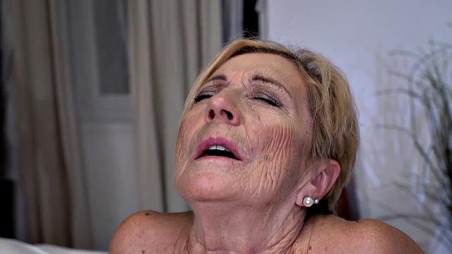 Curvy plumber riding cock in reverse cowgirl