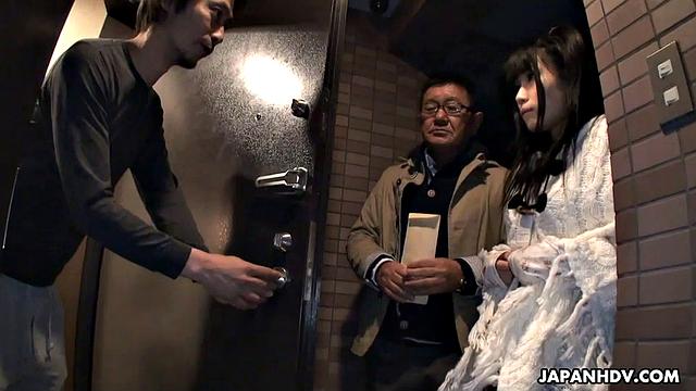 Руна Кобаяши охотно трахается с незнакомцем и жадно сосёт