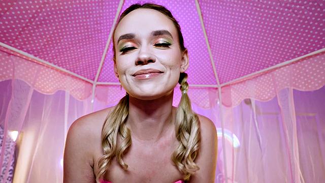 хлои с юмором загоняет парня - финал прямо на лице