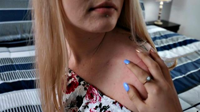 Сочная блондинка с татуированной подругой устраивают страстный секс втроём в зале