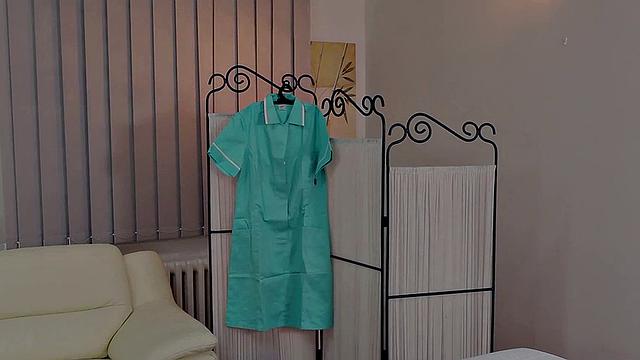 беременная брюнетка дает врачу выдавить молоко и трахает его