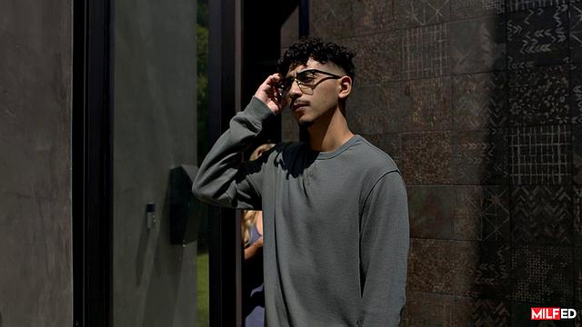 Даниэль Рене в очках жадно сосёт и жаждет жёсткого траха от Диего Переса, пока не зальет ей лицо спермой.