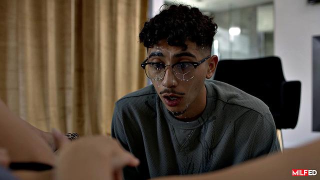 Даниэль Рене в очках жадно сосёт и жаждет жёсткого траха от Диего Переса, пока не зальет ей лицо спермой.