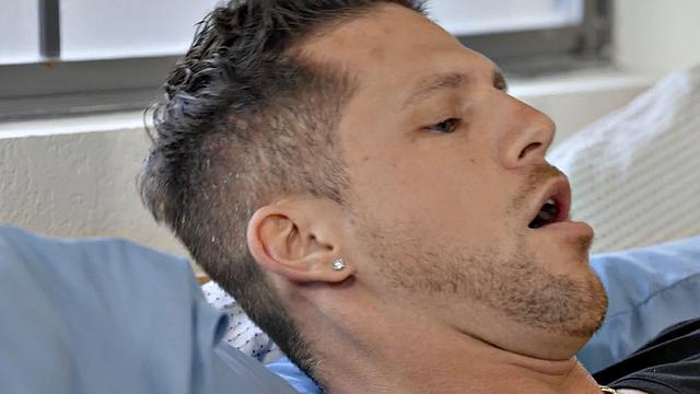 татуированная bbw транса в чулках и на каблуках получает без резины - подошвы к небу