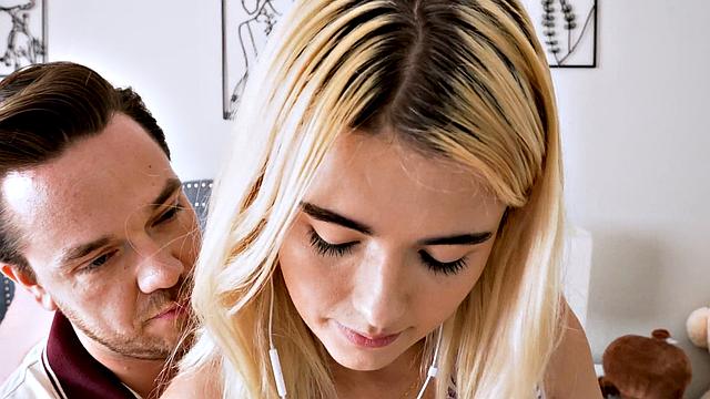 няня трахается с боссом в спальне